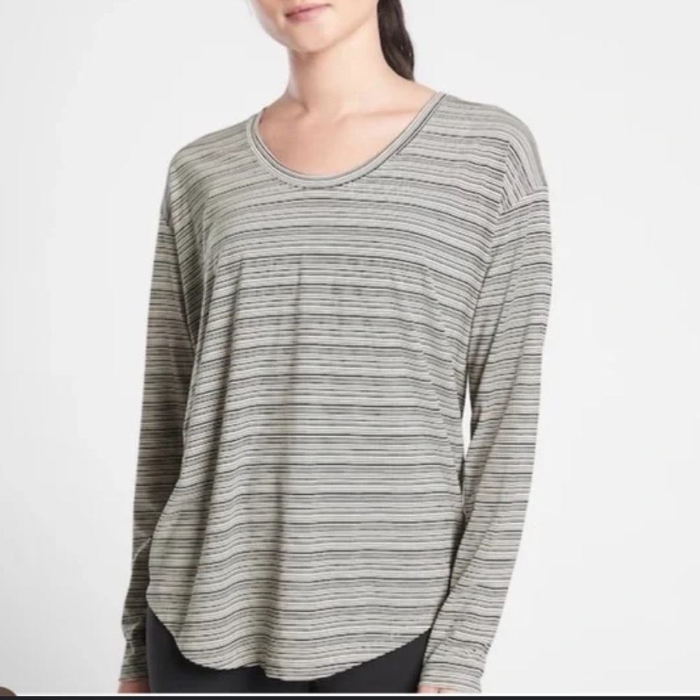 Athleta cloudlight stratus scoop neck long sleeve tee shirt